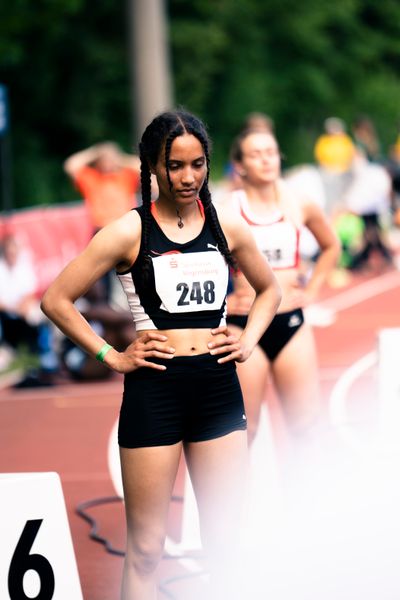 Naomi Hemmelmann (Track & Field Club Mainfranken) am 200m Start am 04.06.2022 waehrend der Sparkassen Gala in Regensburg